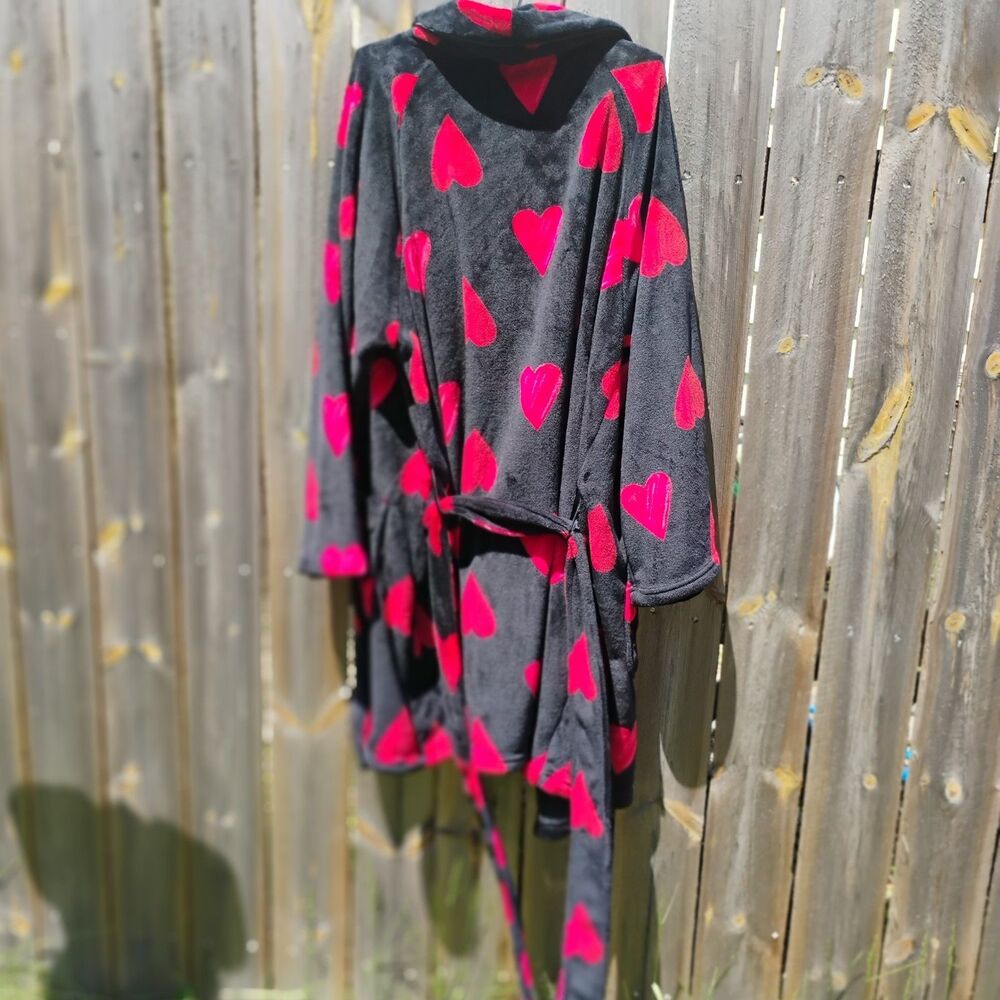 Victoria Secret Cozy Plush Short Robe XL XXL Black Red Heart Fleece Lounge - Picture 9 of 10